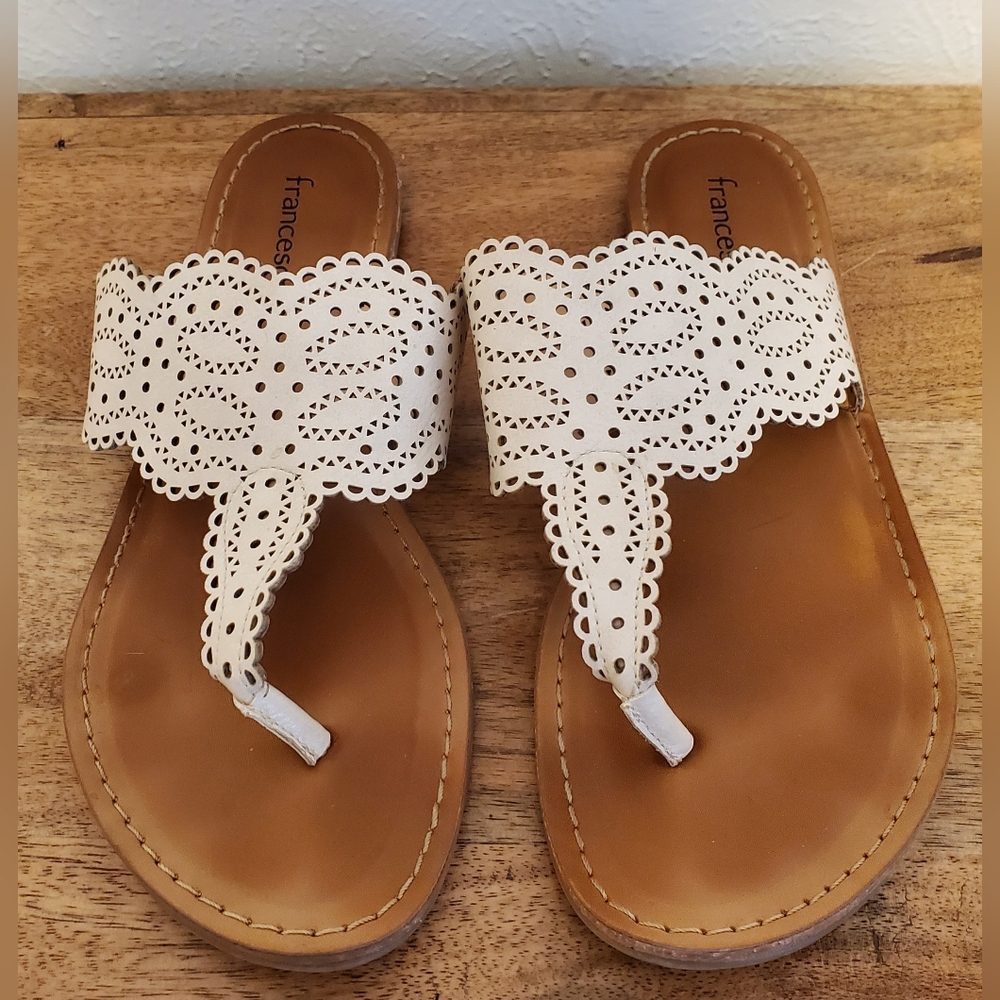 Francesca Eyelet White Faux Leather Flip Flops Sz 7